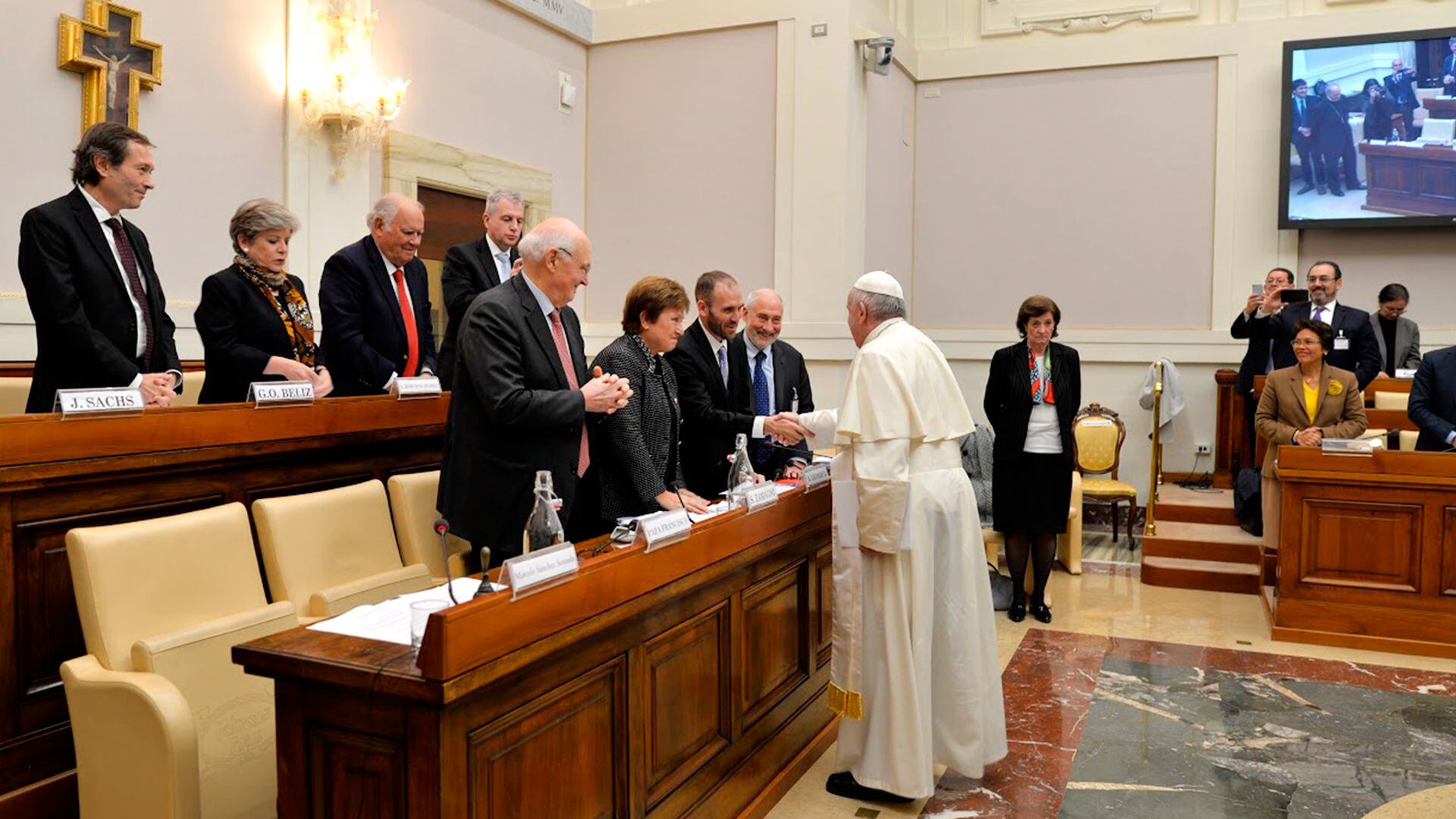 Francisco saluda a Martín Guzmán durante un encuentro académico en el Vaticano. A su lado están Kristalina Georgieva, directora gerente del FMI, y el premio Nobel de Economía, Joseph Stlglitz