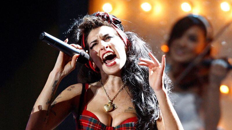 Hace 12 años Amy Winehouse fue encontrada sin vida en su habitación. La talentosa cantante murió por una intoxicación alcohólica. Tenía 27 años
REUTERS/Alessia Pierdomenico/Archivo