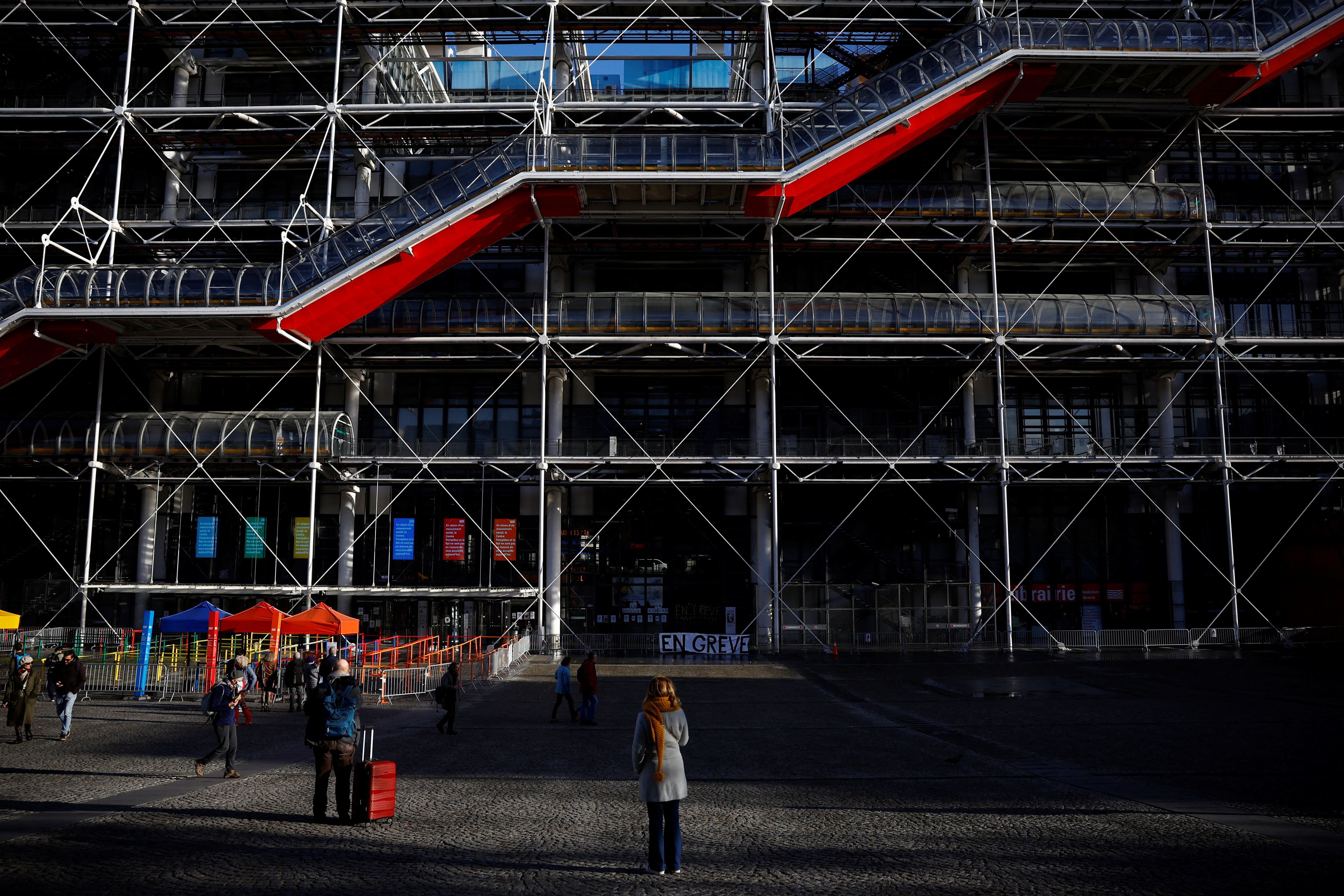 Entrada cerrada del museo de arte moderno del Centro Pompidou, también conocido como Beaubourg, mientras el museo fue objeto de una huelga rotatoria por parte de los empleados (REUTERS/Sarah Meyssonnier) 