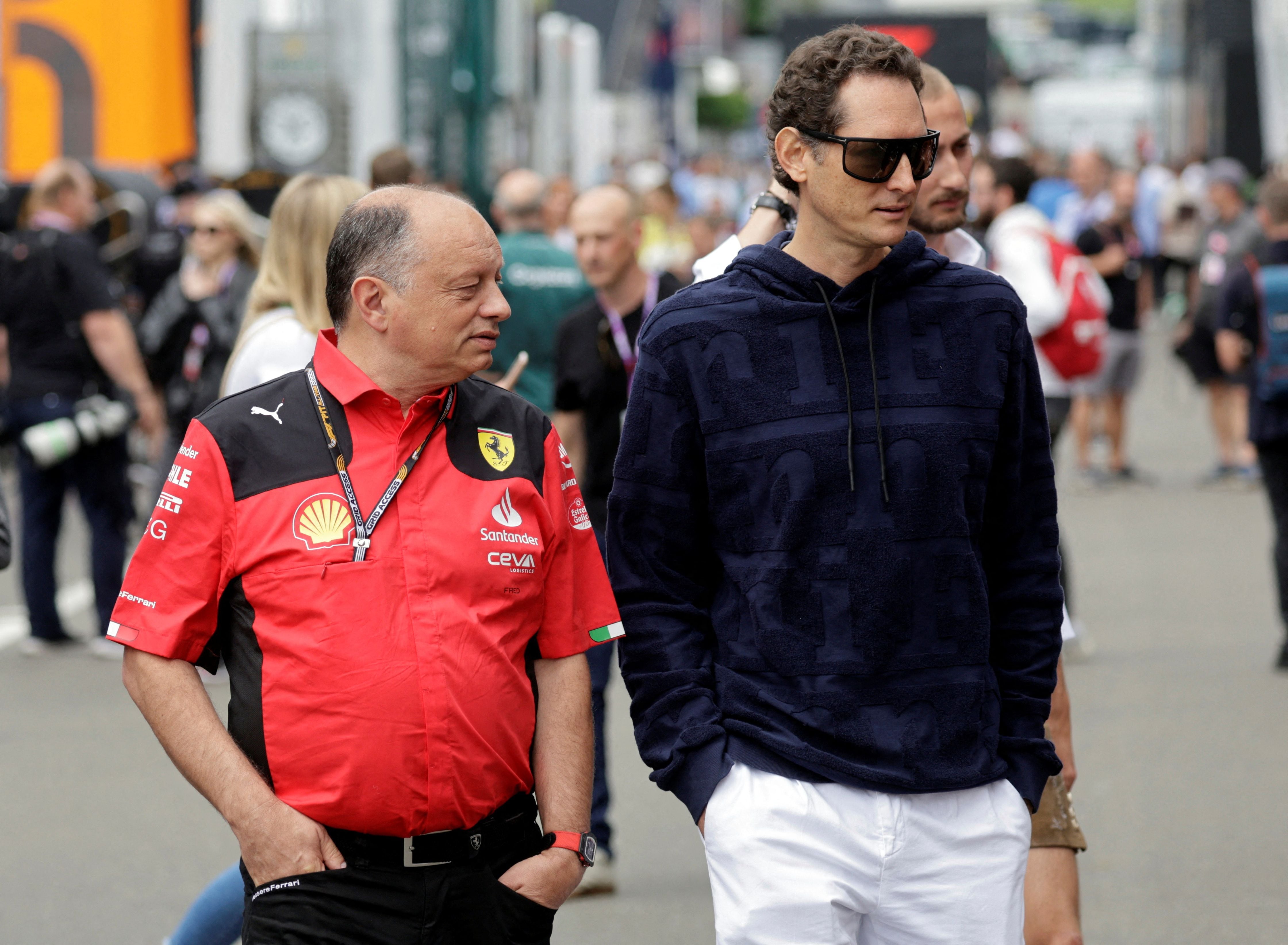Frederic Vasseur (director del equipo) y el CEO John Elkann de Ferrari