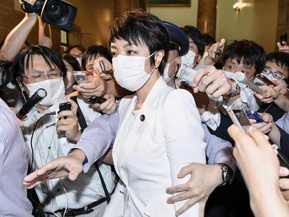 FOTO DE ARCHIVO: La legisladora de la cámara alta de Japón Anri Kawai, esposa del ex ministro de Justicia japonés Katsuyuki Kawai, rodeada de reporteros después de una sesión plenaria de la cámara alta en Tokio, Japón, el 17 de junio de 2020, en esta foto tomada por Kyodo el 17 de junio. 2020. Crédito obligatorio Kyodo / vía REUTERS