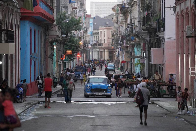 Los transeúntes pasean por una calle de La Habana (REUTERS/Alexandre Meneghini/Archivo)