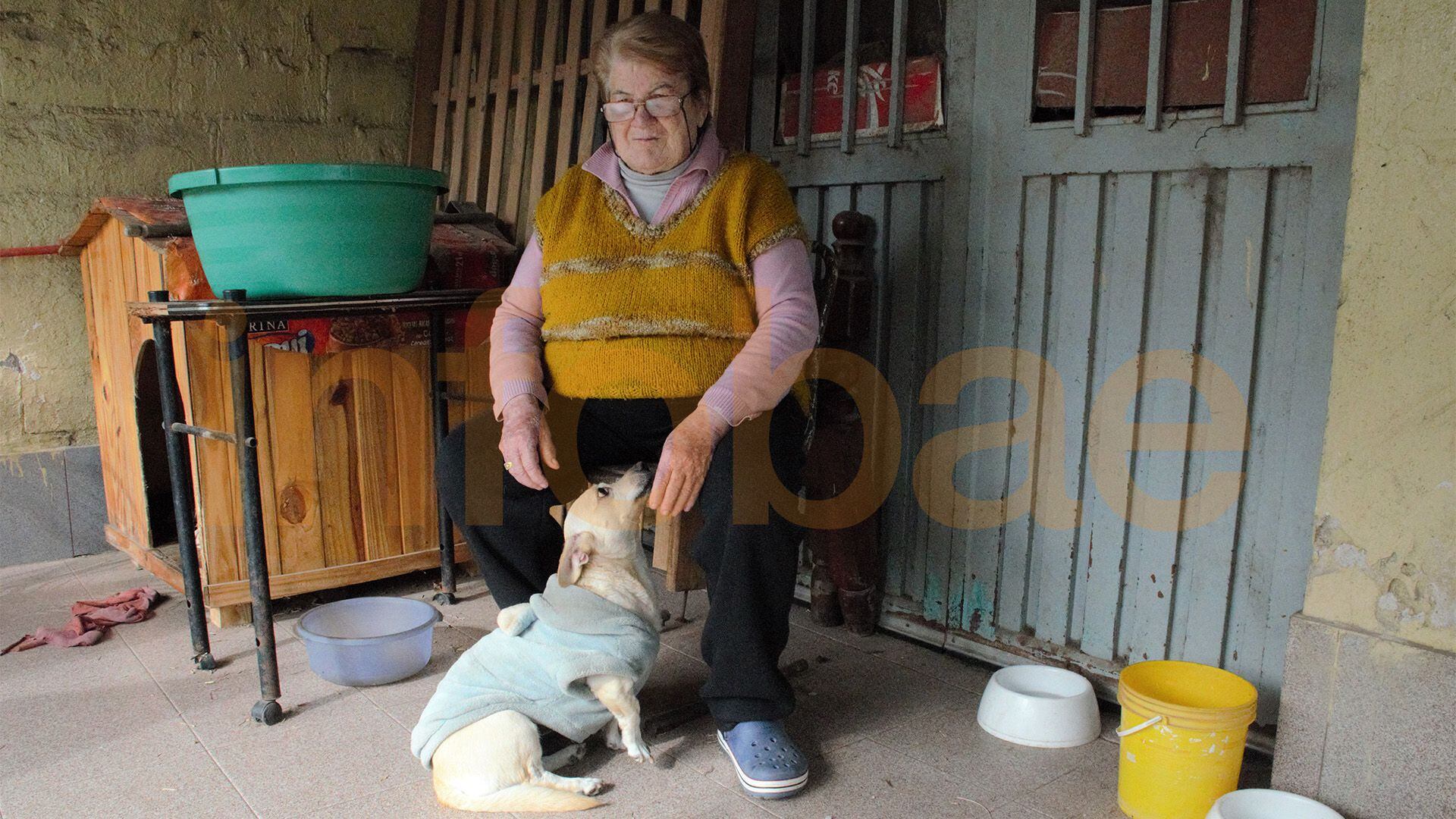 Mercedes con Carmela, una de las perritas de Cecilia (Foto/Edgard Aguirre)