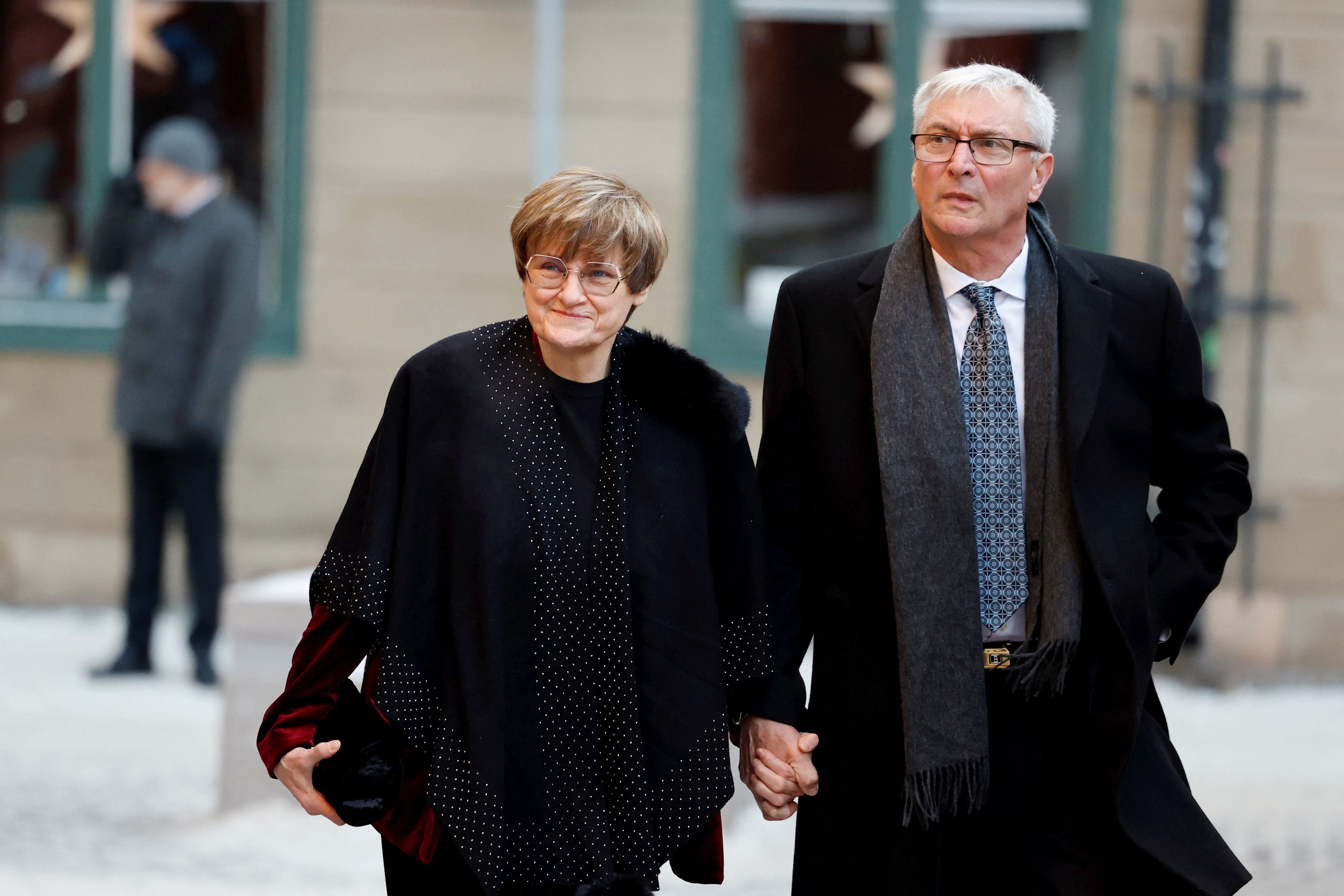 En esta fotografía se la ve a Karikó llegando al Museo Nobel en Estocolmo, Suecia, el 6 de diciembre de 2023, para firmar una silla y donar un artefacto (TT News Agency/Christine Olsson vía REUTERS)