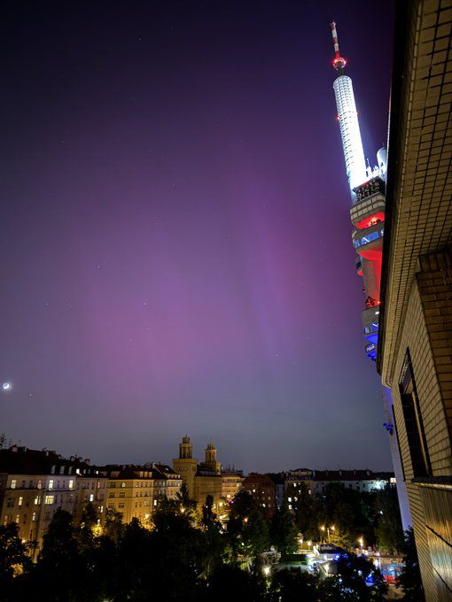 aurora boreal Praga (X: @MundoEConflicto)