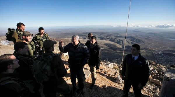 Benjamin Netanyahu conversa con soldados en los Altos del Golán, a metros de la frontera con Siria (Reuters)