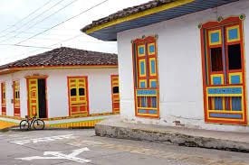 Lo que diferencia a El Cairo de otros lugares es su biodiversidad y sus coloridas casas en sus estrechas calles - crédito Colombia Turismo