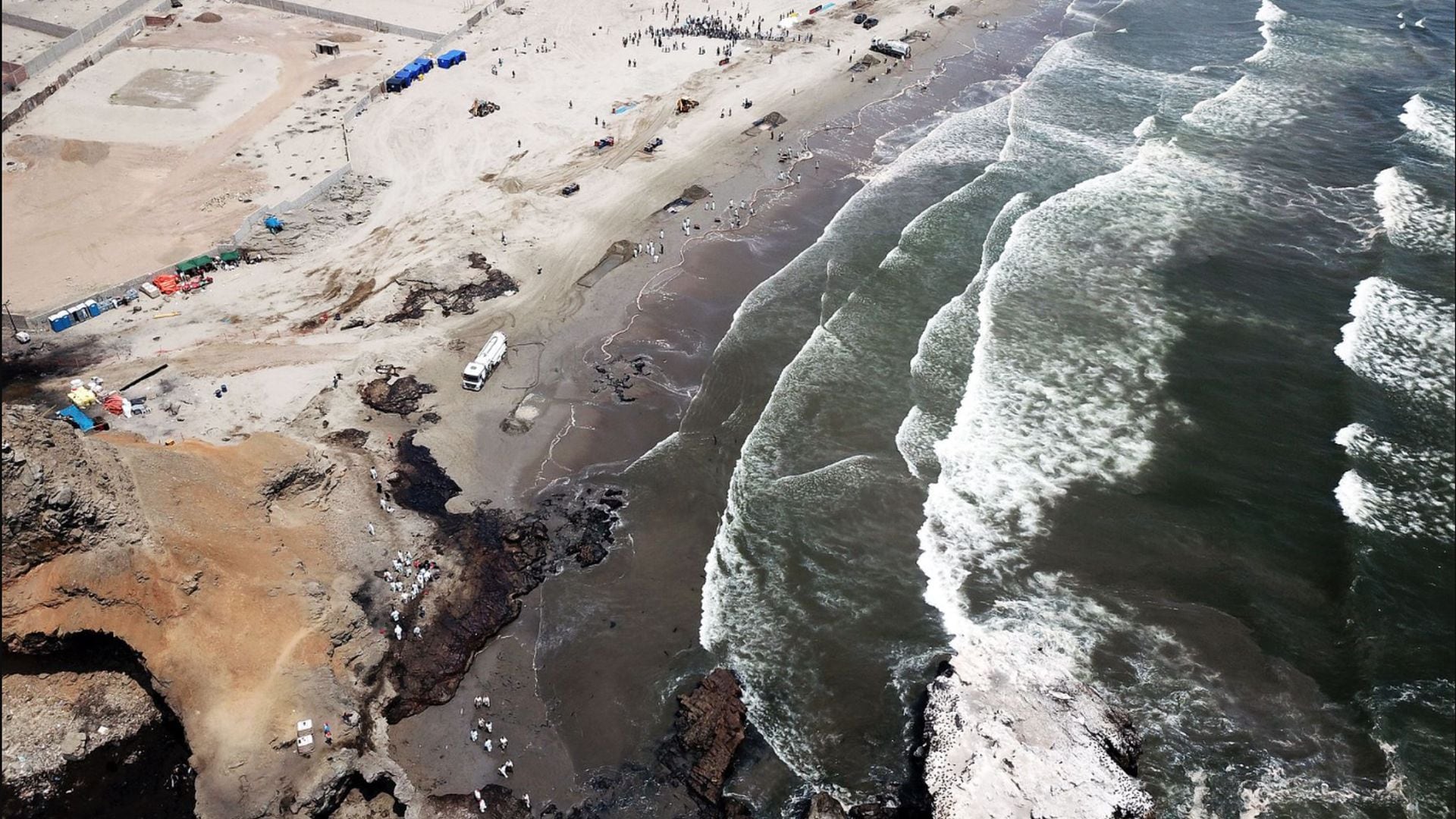 A pesar de sus problemas, Ventanilla sigue expandiéndose con urbanizaciones como Ciudad Pachacútec, pero la falta de servicios básicos y la contaminación de sus playas persisten como desafíos. (Andina)