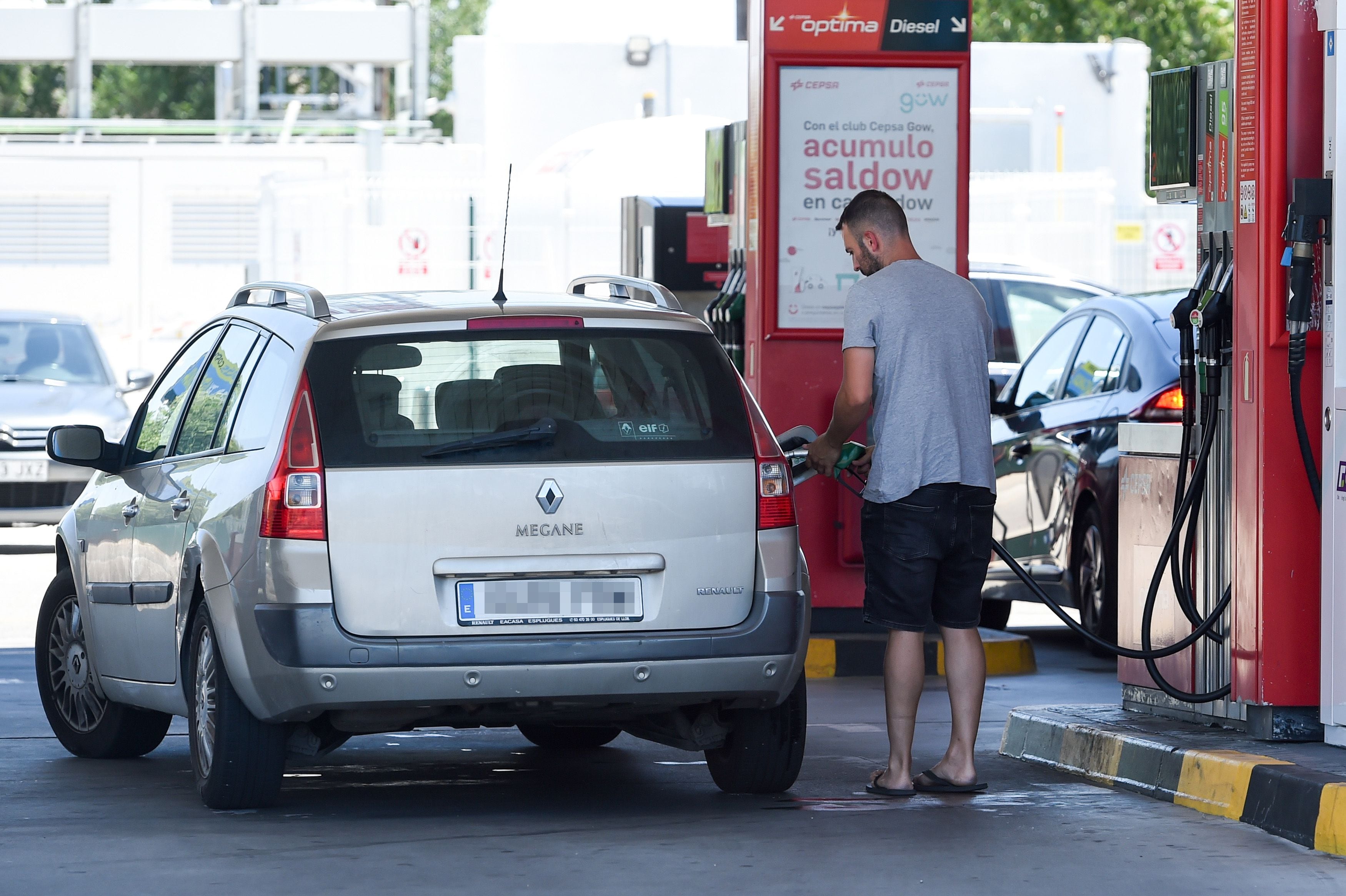 Una persona reposta en una gasolinera. (Gustavo Valiente - Europa Press) 