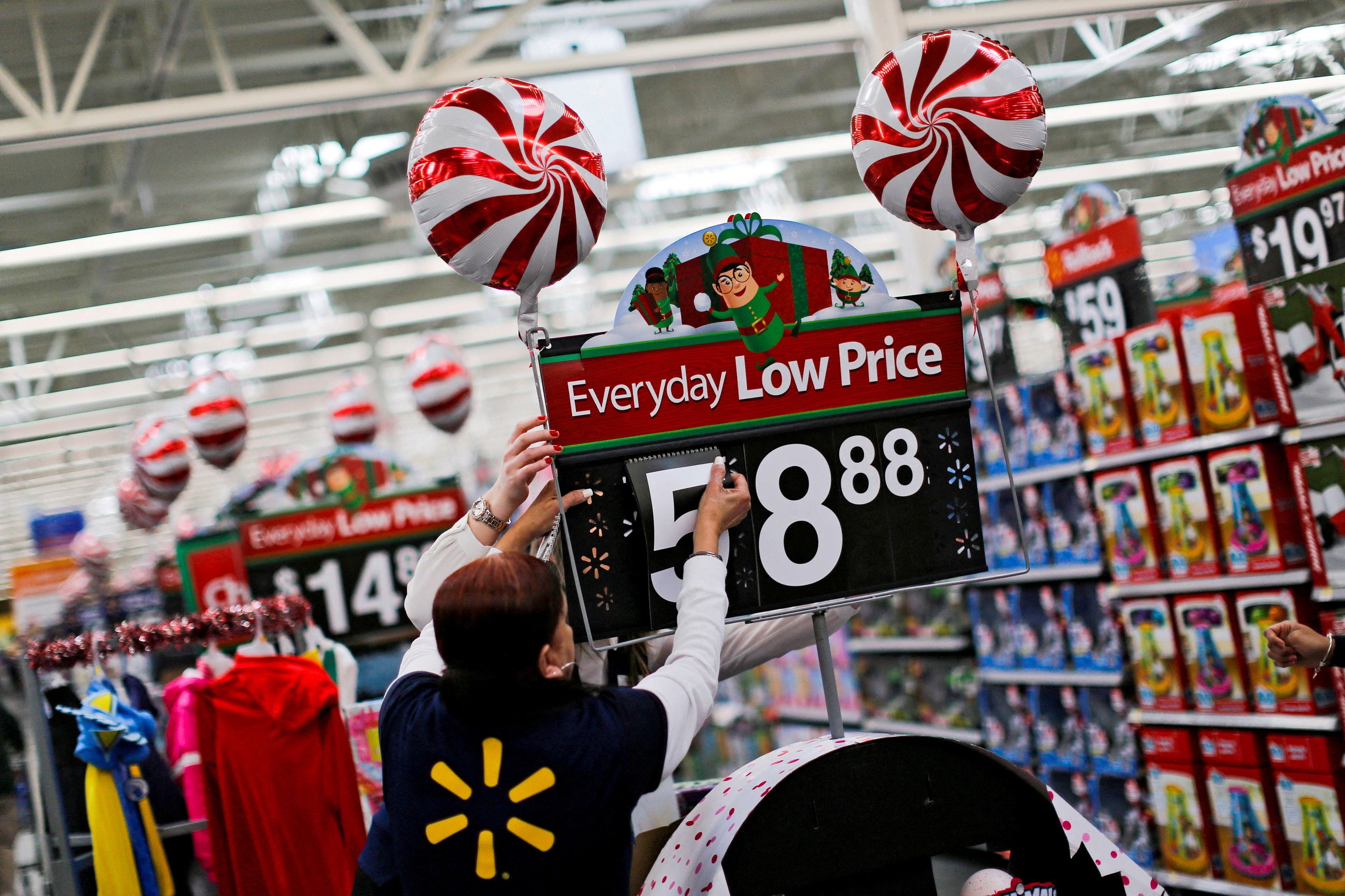 La decoración navideña casera ofrece una alternativa económica y creativa al decorar durante el invierno. (REUTERS/Eduardo Munoz)