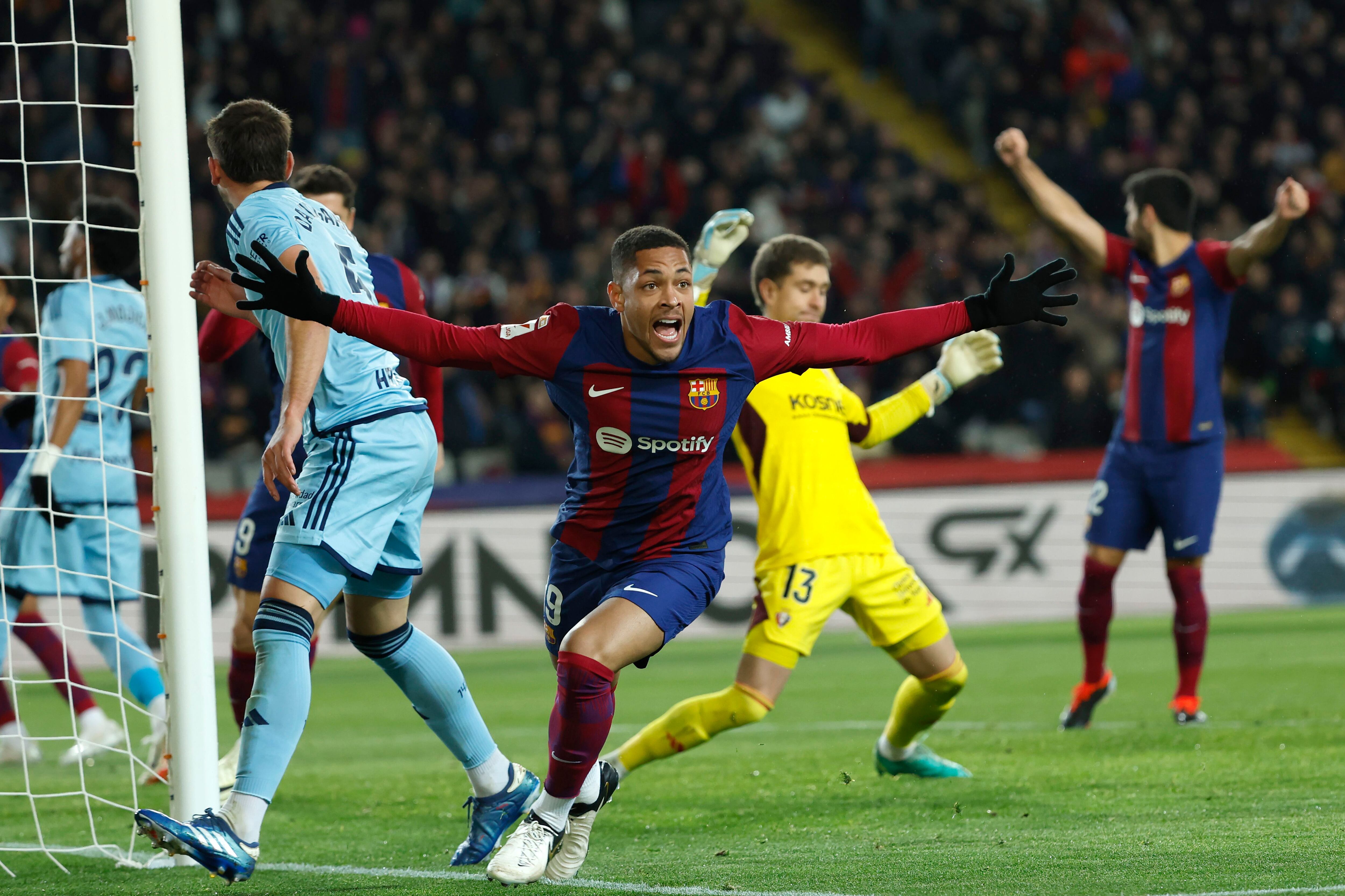 Vitor Roque celebra tras marcar el gol que le dio al Barcelona la victoria 1-0 ante Osasuna en la Liga española, el miércoles 31 de enero de 2024. (AP Foto/Joan Monfort)
