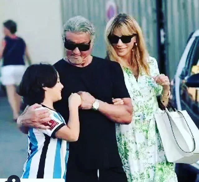 La imagen compartida por Sylvester Stallone con un hincha argentino (IG officialslystallone)