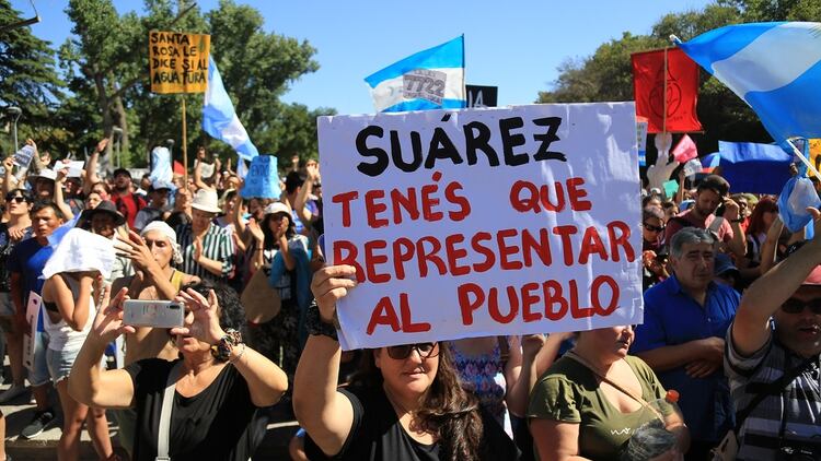 Los manifestantes apuntaron contra el gobernador, Rodolfo Suárez. (Maximiliano Ríos)
