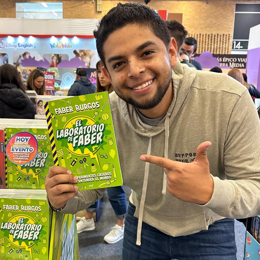 Este fue el libro que Faber Burgos le entregó al 'Tigre Falcao' tras su encuentro - crédito @faberburgos/Instagram