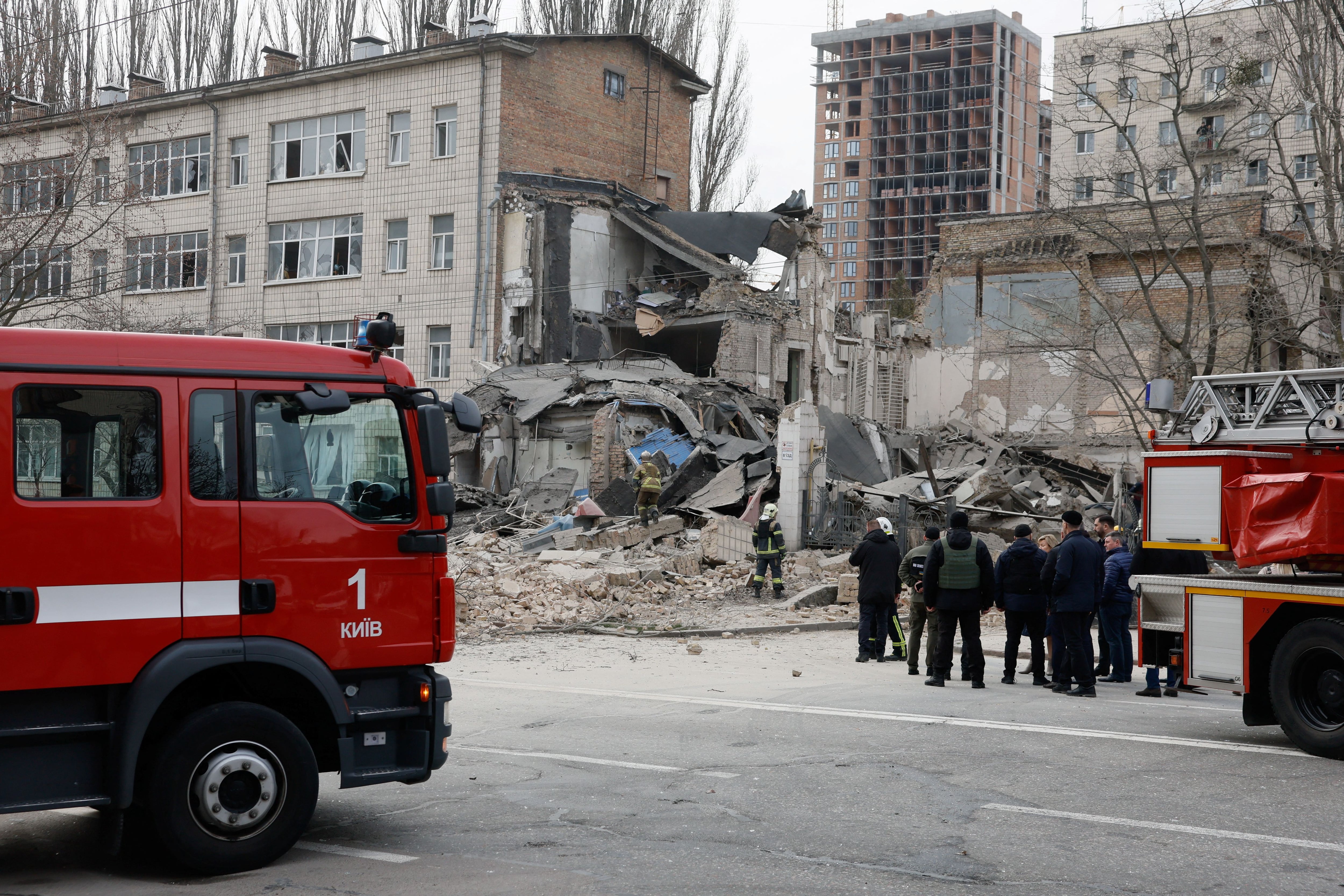 Rescatistas trabajan en la zona donde impactaron restos de misiles que dañaron un edificio residencial en Kiev (REUTERS/Gleb Garanich)