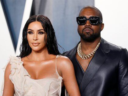 Kim Kardashian y Kanye West en la fiesta de Vanity Fair en febrero de 2020 (Reuters)