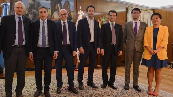 El ministro Nicolás Dujovne y Guido Sandleris, de BCRA, junto a Alejandro Werner, Roberto Cardarelli y otros funcionarios del FMI
