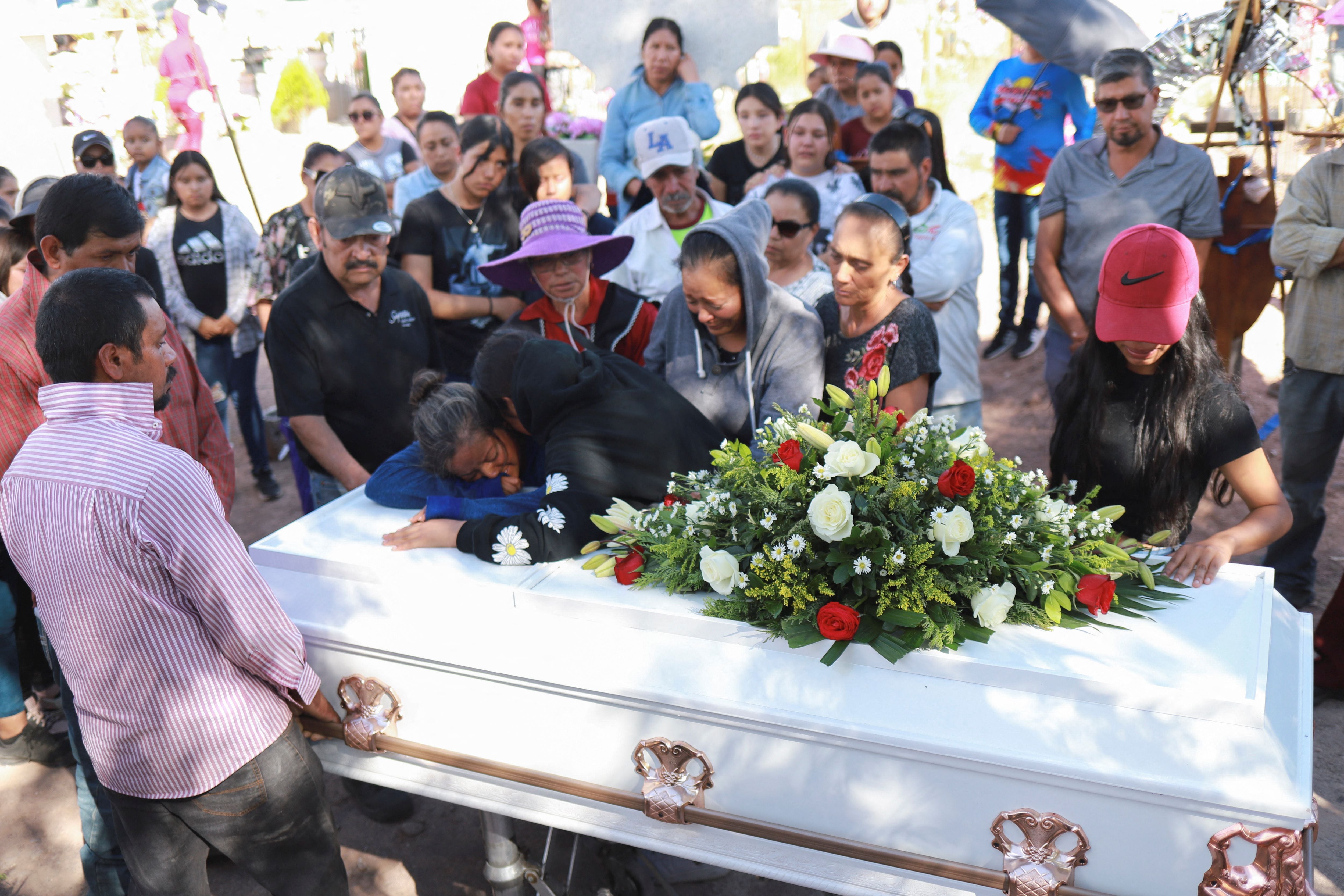 Los familiares lloran por el ataúd del adolescente Diego Rodríguez Vidales durante su funeral en Malpaso, en el estado de Zacatecas, México, el 28 de septiembre de 2023. REUTERS/Edgar Chávez