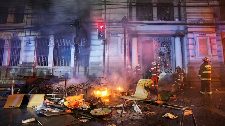 Así quedó la sede del diario El Mercurio en Valparaíso luego del ataque (Reuters)