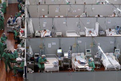 Decenas de sanitarios trabajan en un hospital de campaña establecido en el gimnasio Dell'Antonia de Santo André, a las afueras de Sao Paulo, Brasil. 7 abril 2021. REUTERS/Amanda Perobelli