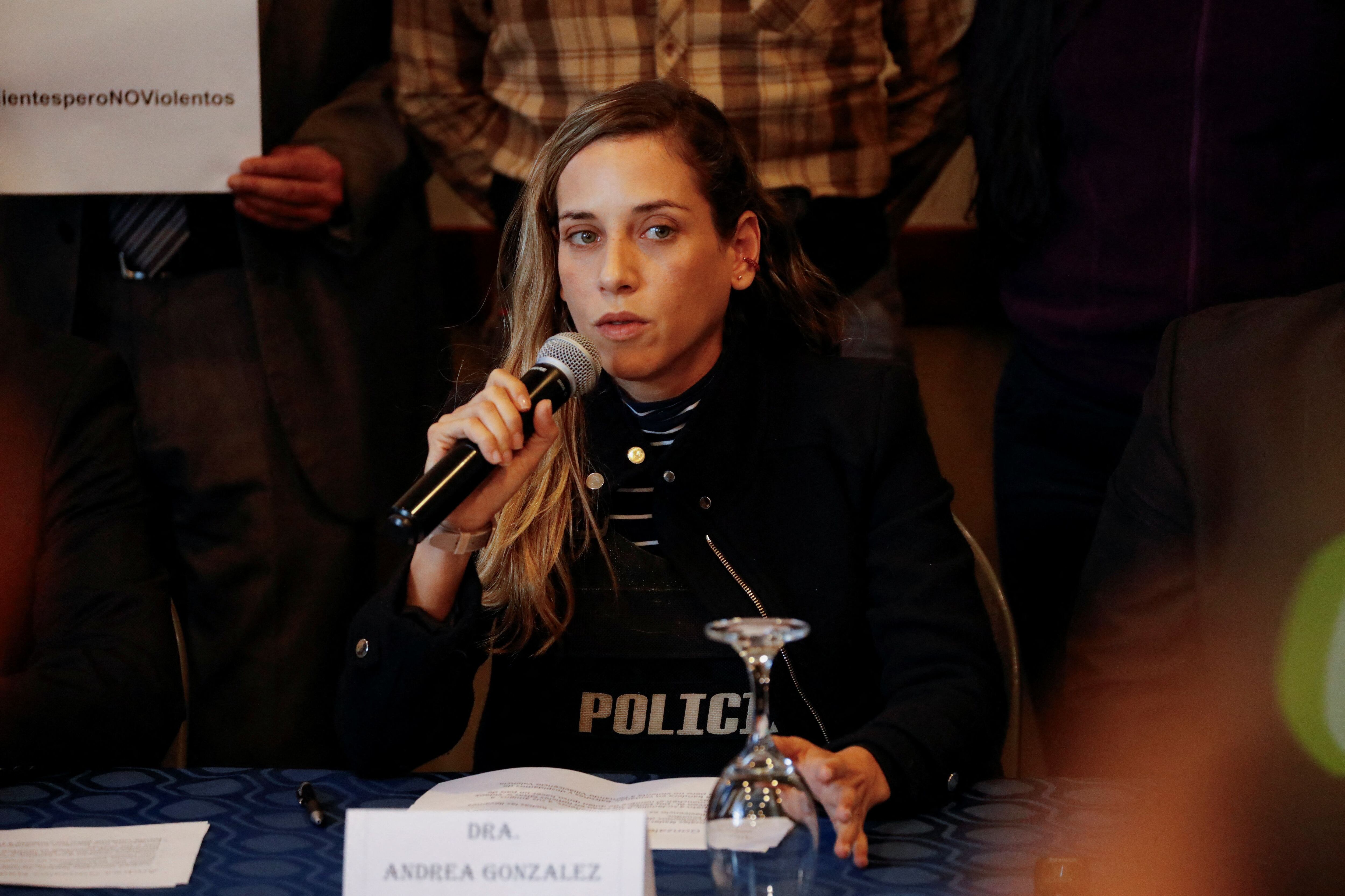 Andrea González Nader, candidata a la vicepresidencia de Ecuador por el partido Construye 25, durante el pronunciamiento sobre el asesinato de Fernando Villavicencio.(REUTERS/Karen Toro)