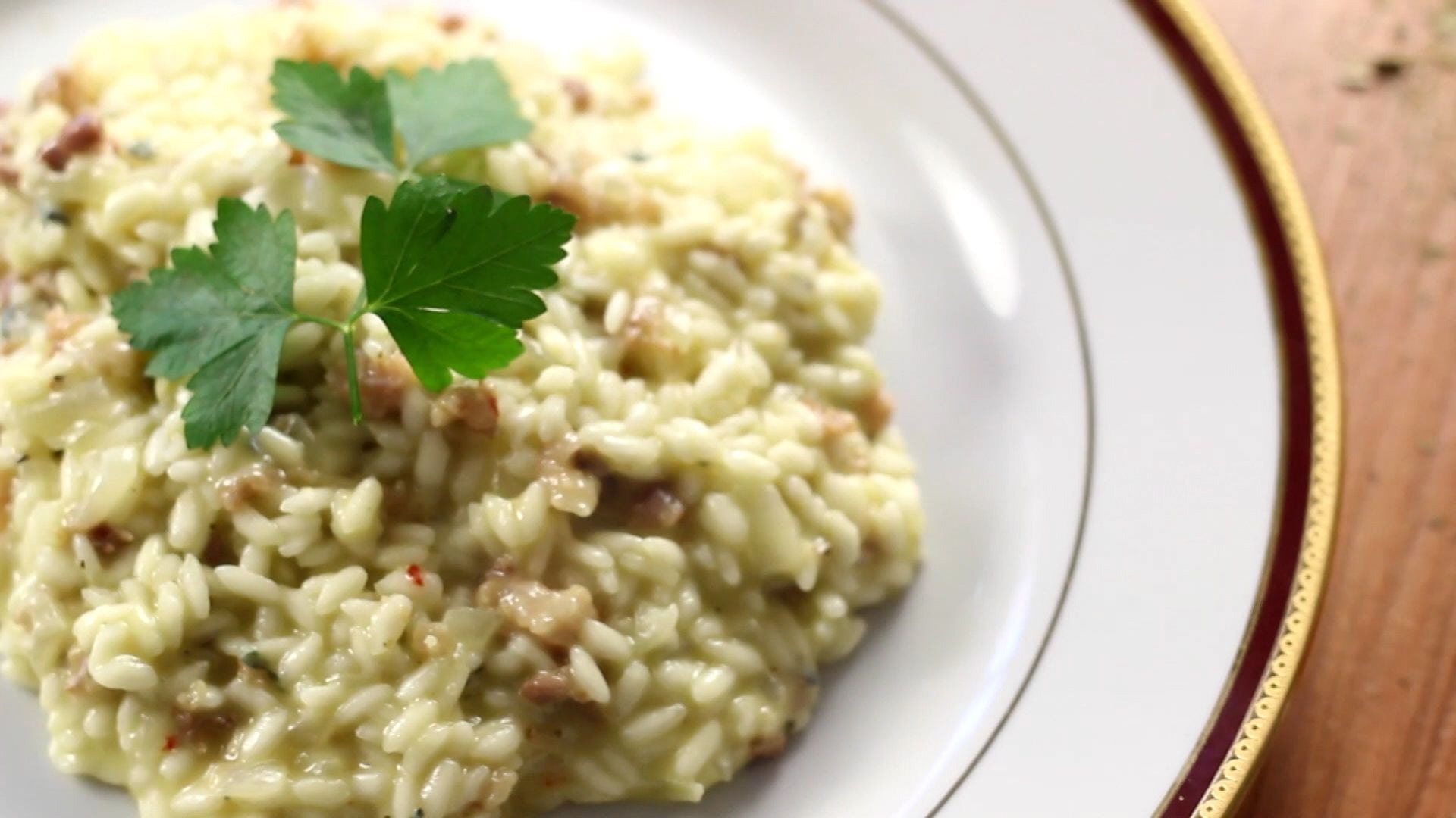 El origen del risotto se remonta al siglo XIV, pero popularizó en toda Italia varios siglos más tarde. De allí se difundió rápidamente a todo el mundo