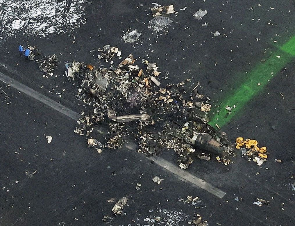 Vista aérea de la aeronave de la Guardia Costera que colisionó con el avión. Murieron cinco personas (Kyodo/Reuters)