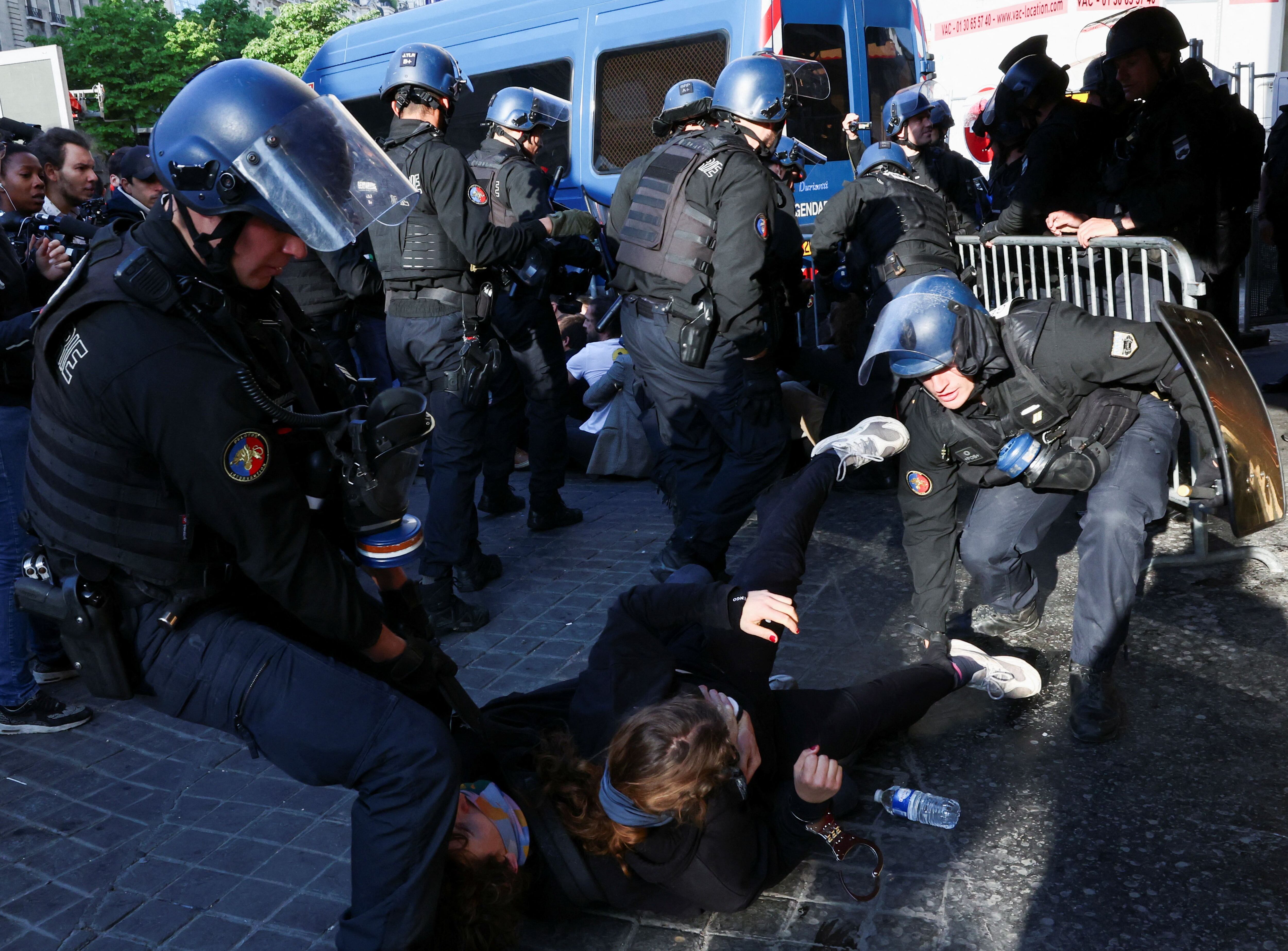 FOTO DE ARCHIVO: Miles de personas fueron detenidas por los disturbios provocados en Francia. (REUTERS/Stephanie Lecocq)