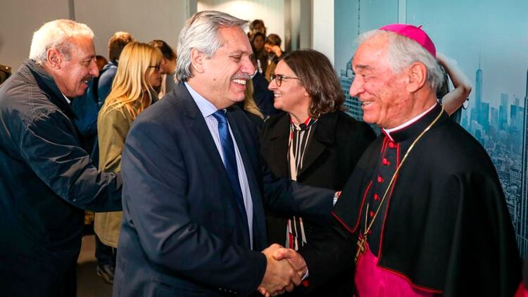 Alberto Fernández y su llegada a Roma: atrás, saludando, se observa al secretario de Culto, Guillermo Oliveri