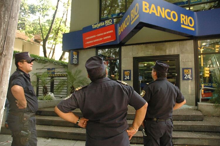 Agentes policiales frente a la sucursal del Banco Río de Acasusso