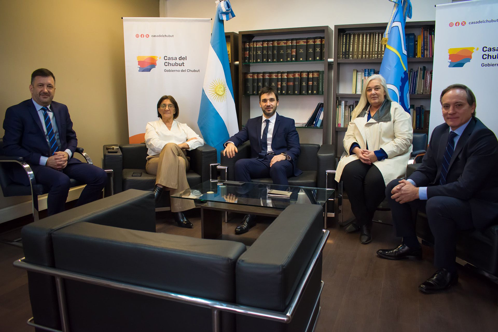 El senador Edgardo kuider, la senadora Mónica Silva, el gobernador Ignacio Torres, la senadora Edith Terenzi y el senador Carlos Espínola