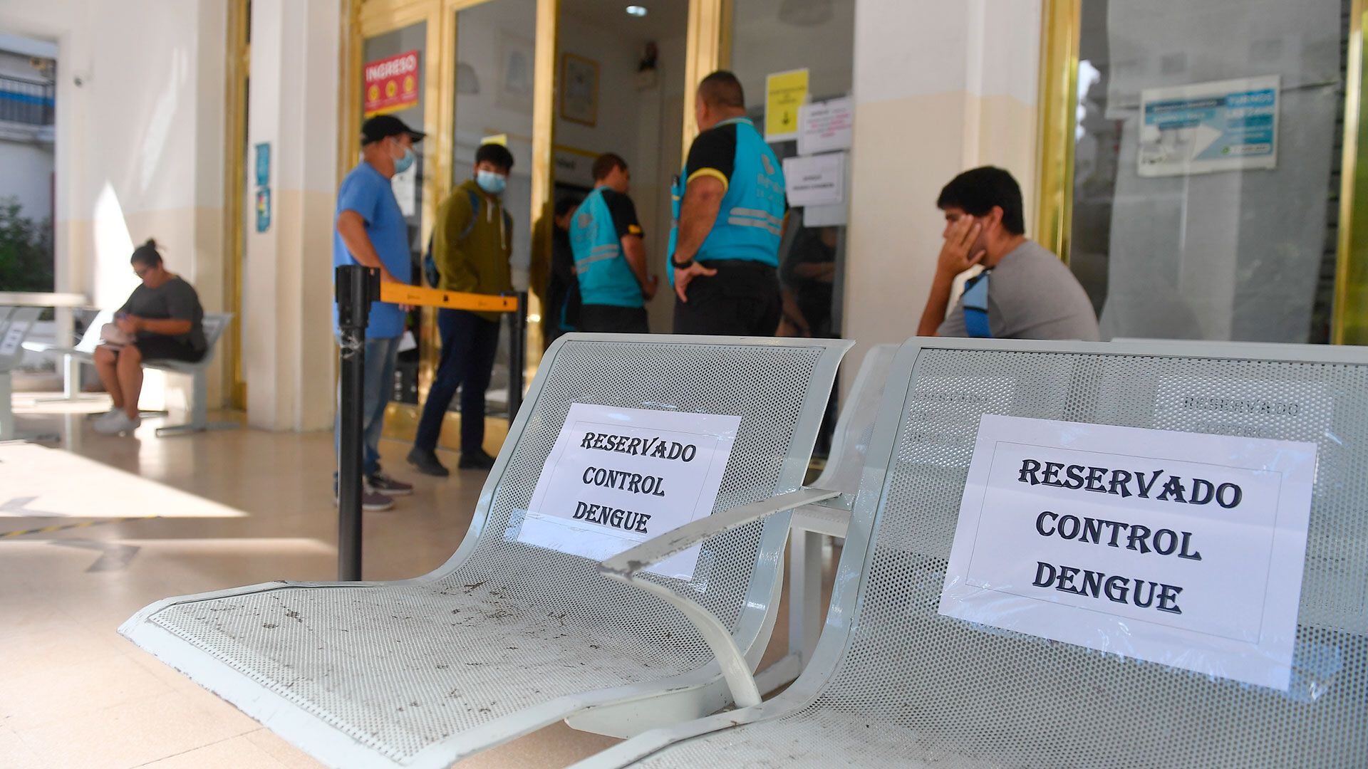 Filas en hospitales por casos de dengue hospital fernandez portada