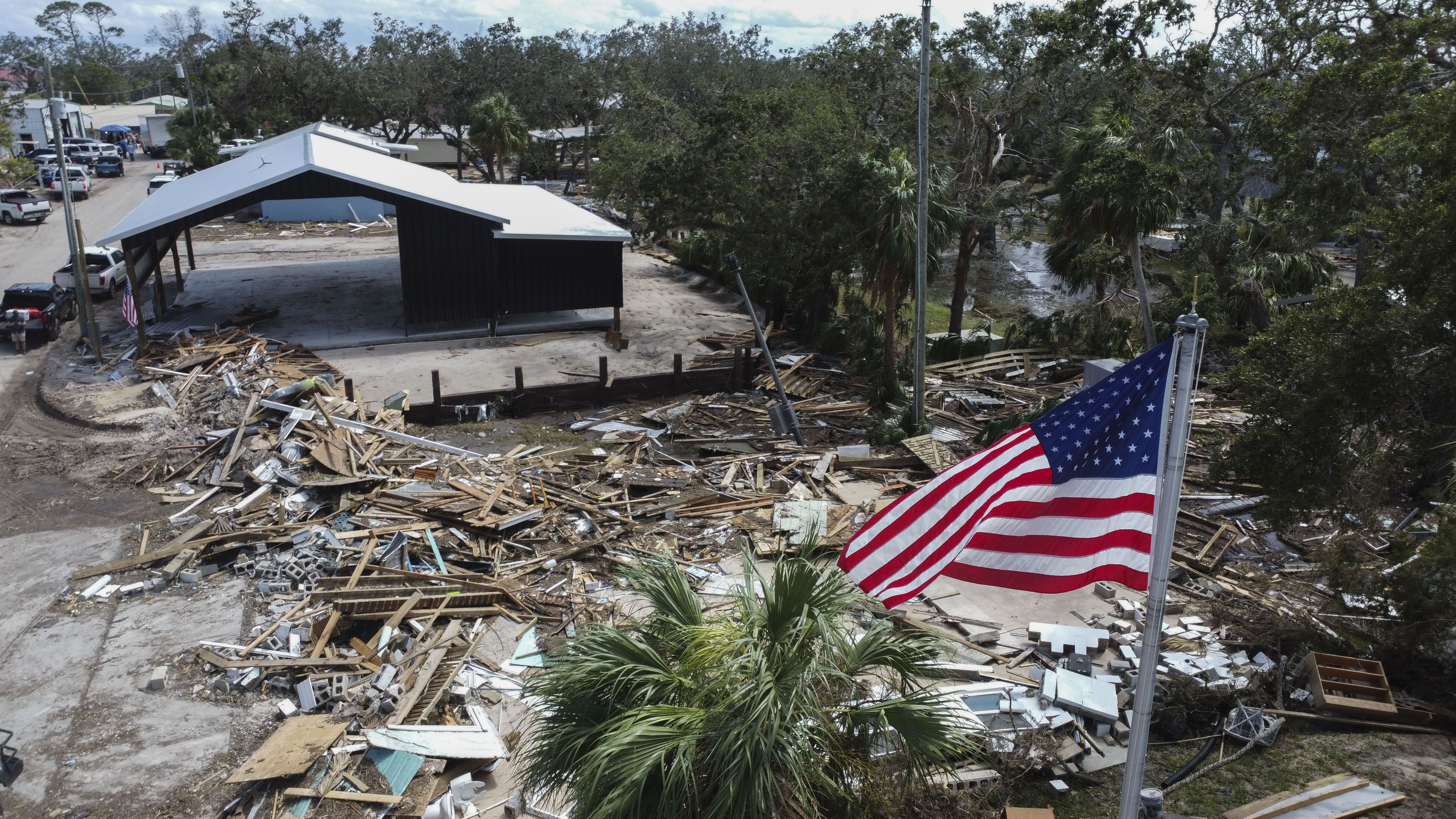 Equipos de rescate se movilizan desde 19 estados para atender la emergencia en las áreas afectadas. (AP Foto/Stephen Smith)