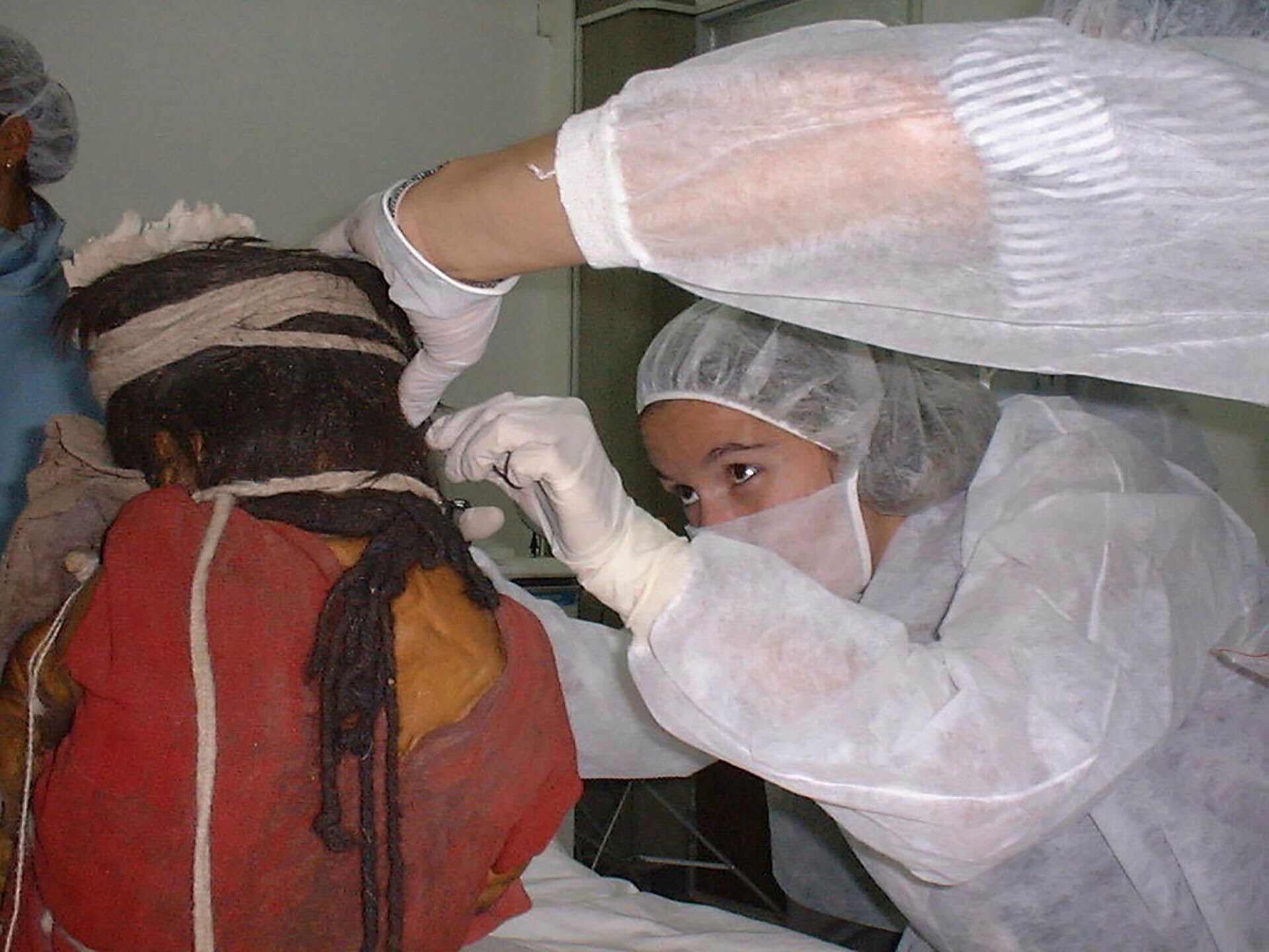 Constanza Ceruti, durante las investigaciones a los niños de Llullaillaco.