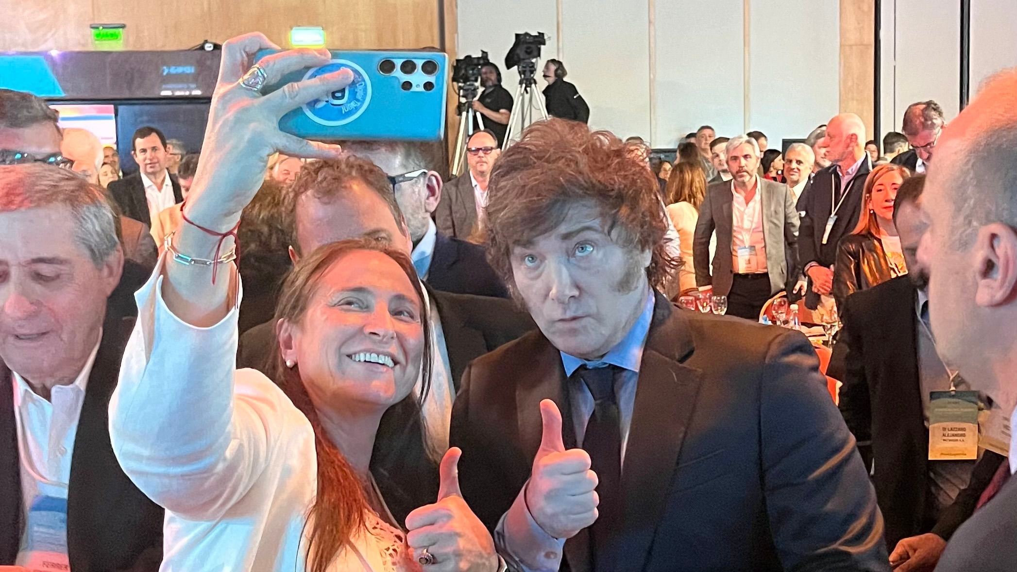 Hubo media hora de selfies y saludos luego de su discurso