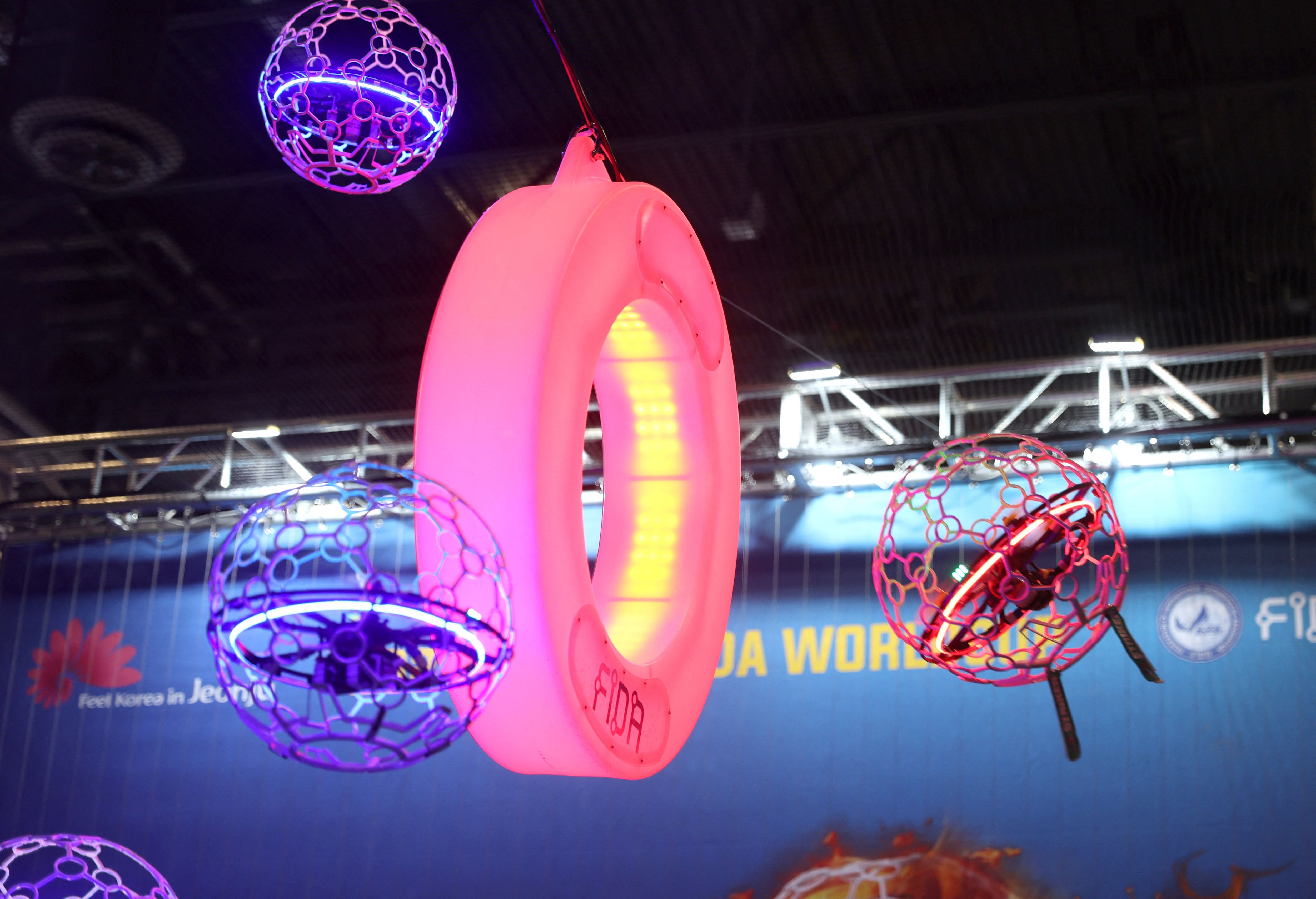 Un dron rojo marca un gol durante un partido de fútbol de exhibición de drones en CES 2024, una feria anual de electrónica de consumo, en Las Vegas, Nevada, Estados Unidos, el 10 de enero de 2024. REUTERS/Steve Marcus