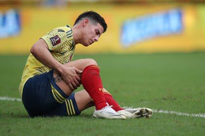 Soccer Football - 2022 FIFA World Cup South American Qualifiers - Colombia v Uruguay - Estadio Metropolitano R. Meléndez, Barranquilla, Colombia - November 13, 2020 James Rodríguez of Colombia reacts after suffering an injury REUTERS / Luisa Gonzalez