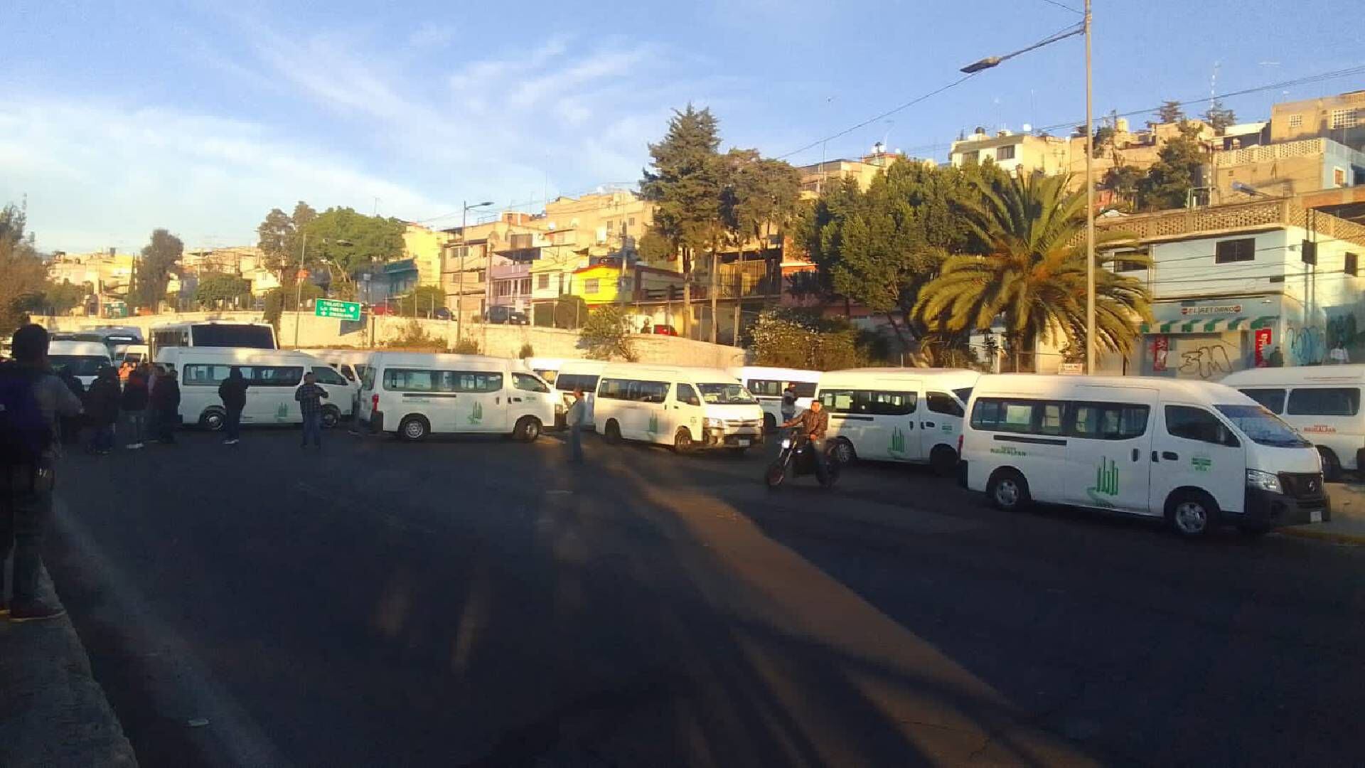 Varias camionetas bloquean las vías de acceso a la capital mexiquense.