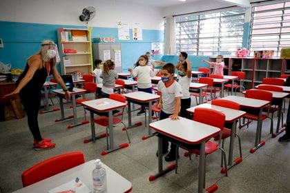 Niños retoman las clases, el 8 de febrero de 2021, en la escuela estatal Raúl Antonio Fragoso, en Sao Paulo (Brasil). EFE/Fernando Bizerra 