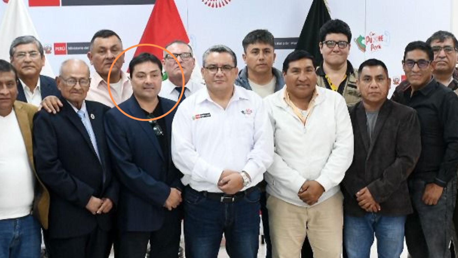 Geovani Diez sale al costado derecho del ministro Santiváñez. Es actual presidente de la Unión de Gremios de Transporte Multimodal (UGTRANM) y defensor de la legalidad de los colectiveros. (Foto: Mininter)