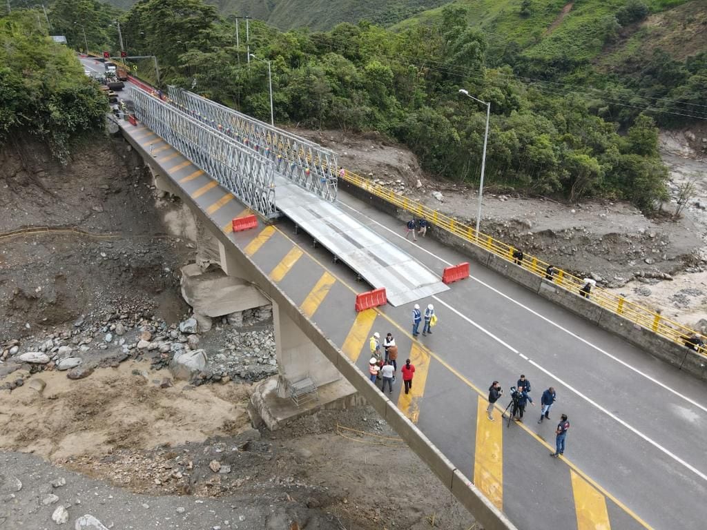 Fotos del puente militar en el sector de Naranjal que facilitó la apertura del tráfico vehicular en el corredor vial Bogotá-Villavicencio. Recuperado de: @CoviandinaSAS