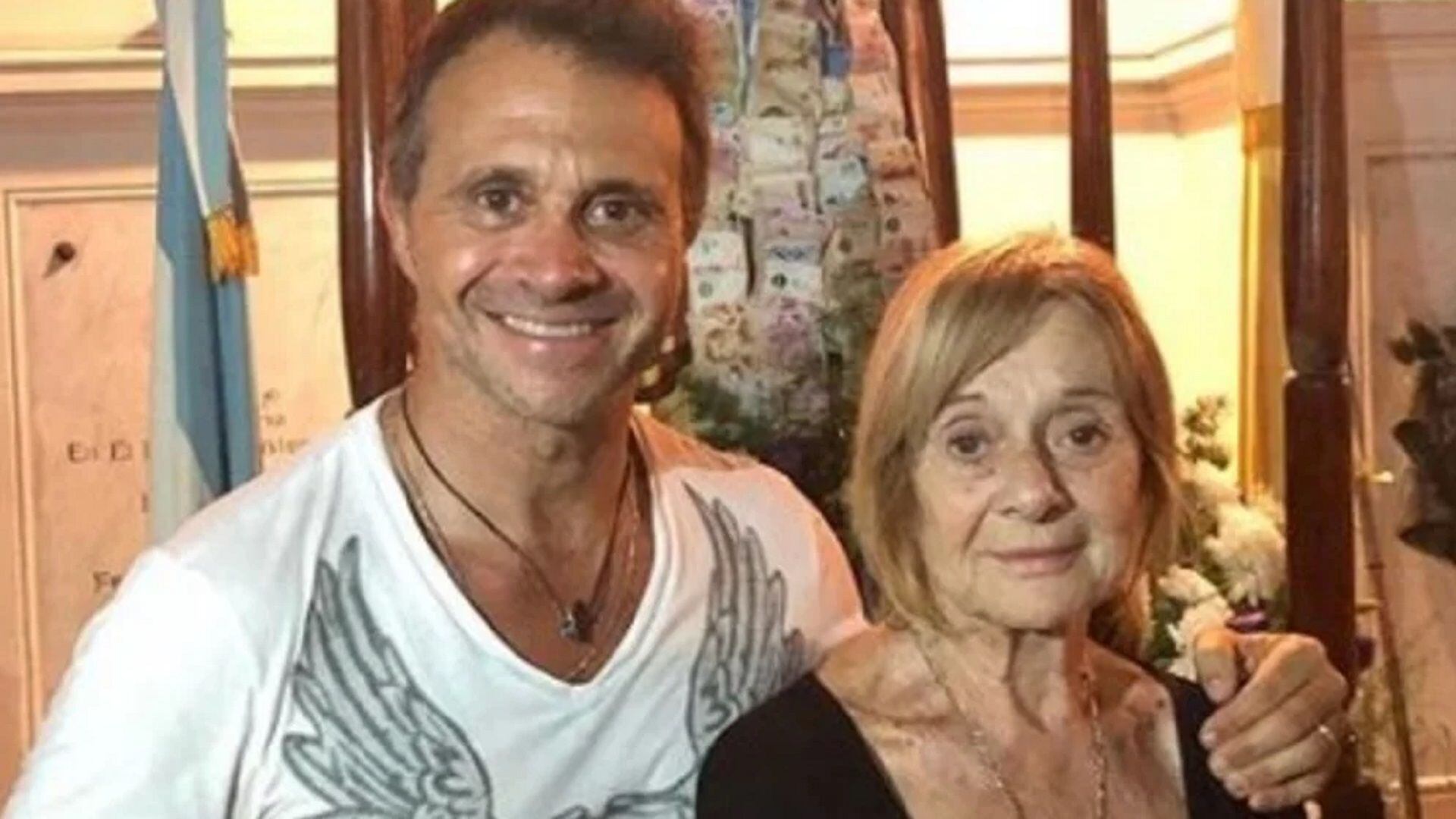 Sergio Lapegüe junto a su mamá Elba