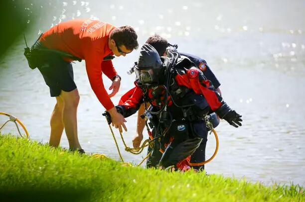 El equipo de buceo de la policía recuperó los restos de la víctima, que serán sometidos a una autopsia