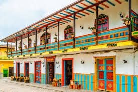 Jardín, Antioquia es un ejemplo perfecto de la arquitectura colonial nacional, con sus casas de colores vivos y balcones de madera que contrastan con el entorno natural - crédito Colombia Travel