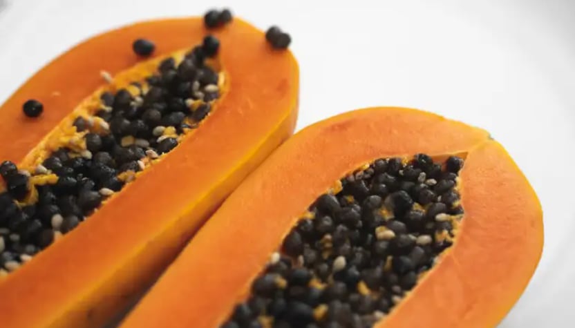 Las semillas de papaya, pequeñas pero potentes, ofrecen propiedades antioxidantes, digestivas y antiparasitarias que contribuyen al bienestar general.