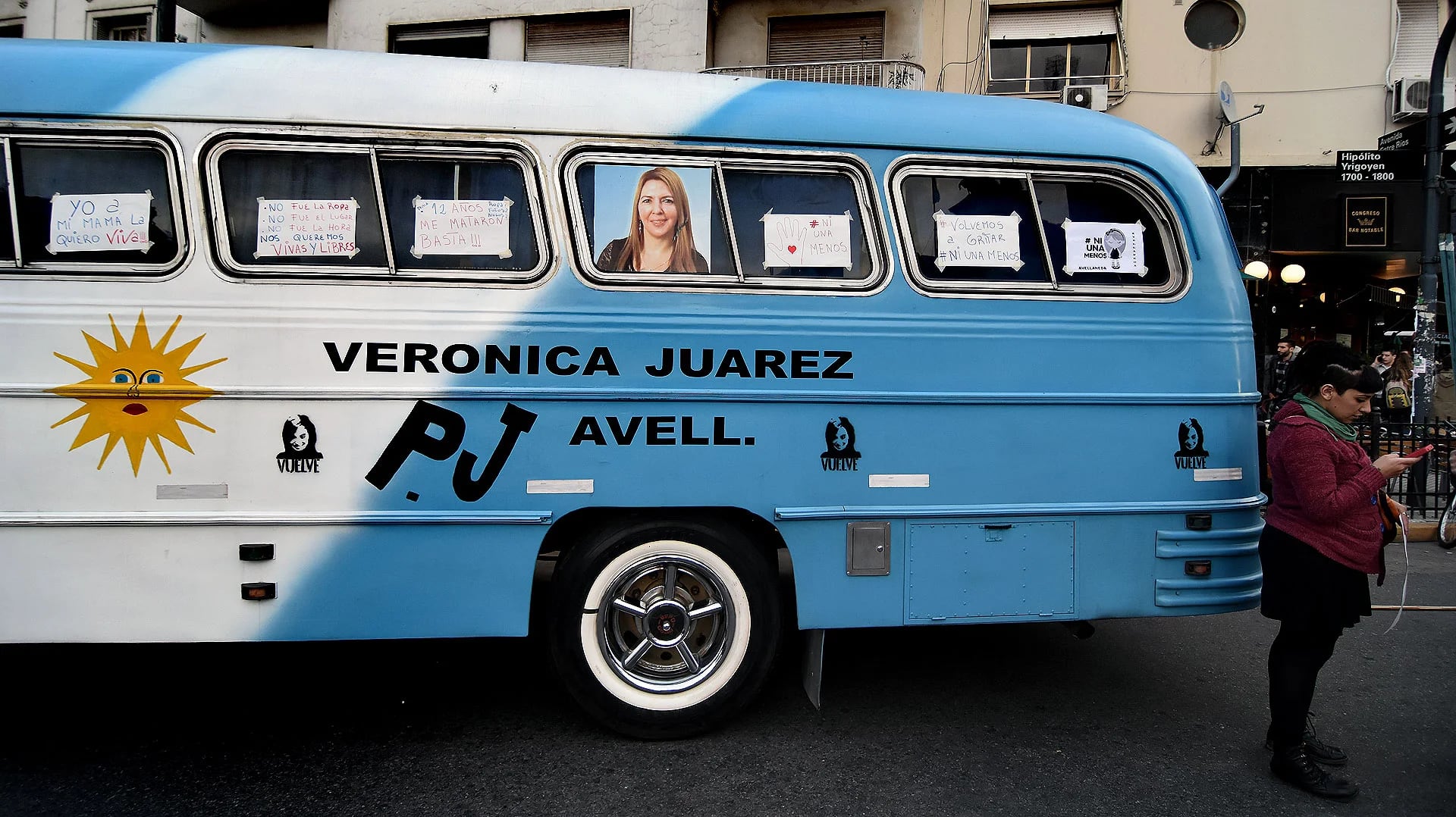 La imagen de la concejal de Avellaneda Verónica Juárez en uno de los colectivos que usaron algunos manifestantes para llegar a la plaza (Nicolás Stulberg)