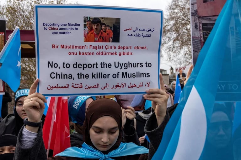 <strong>Manifestantes musulmanes rechazan la deportación de uigures a China. Foto: REUTERS</strong>   