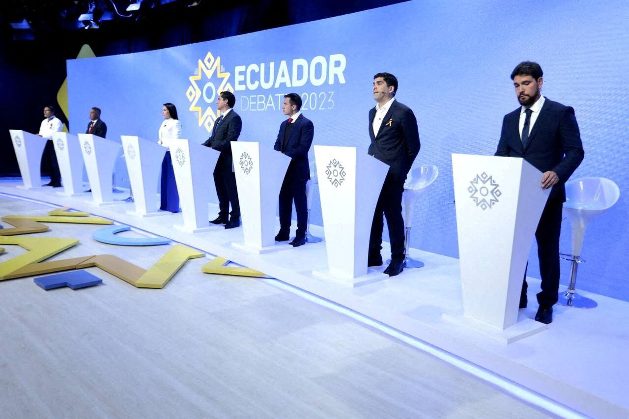 Siete candidatos presidenciales participaron del debate obligatorio. El lugar de Fernando Villavicencio se mantuvo vacío. (REUTERS)