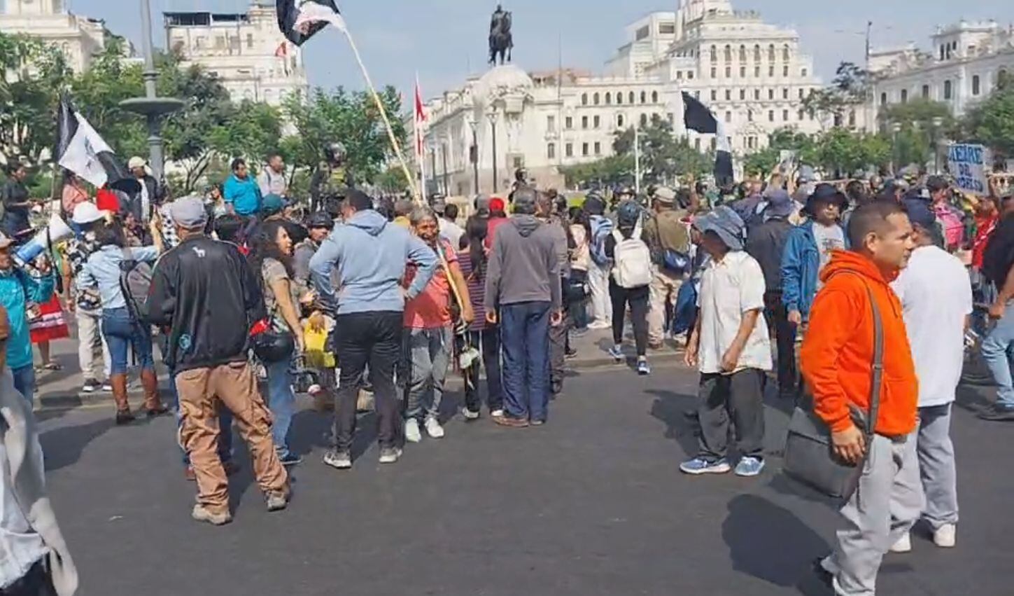 En los alrededores de la Plaza San Martín, los ciudadanos alazaron su voz de protesta. (Lia Valderrama)