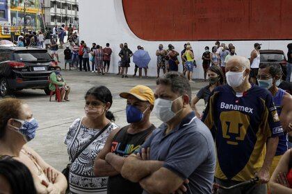 Personas haciendo fila para ser vacunadas en Río de Janeiro (REUTERS/Ricardo Moraes/Archivo)